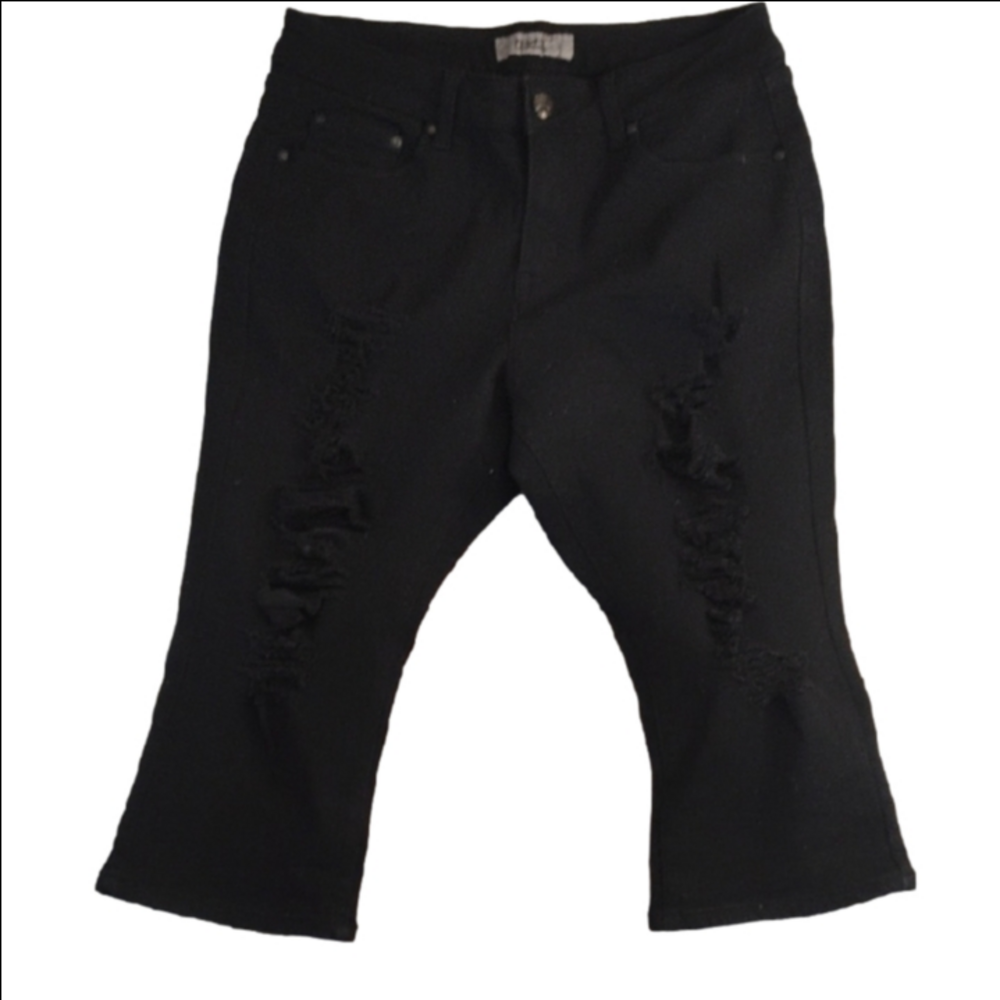 U.W.D. Juniors 15 Distressed Stylish Black Capris